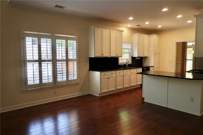 Building Photo - 515 Village Arbor Park NW