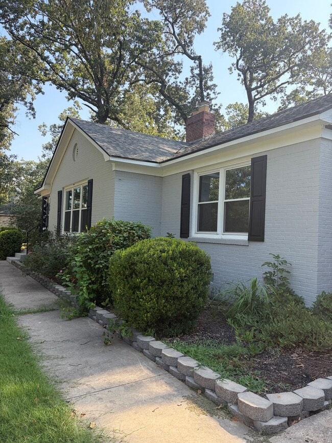 Building Photo - 1300 N Waldron Rd