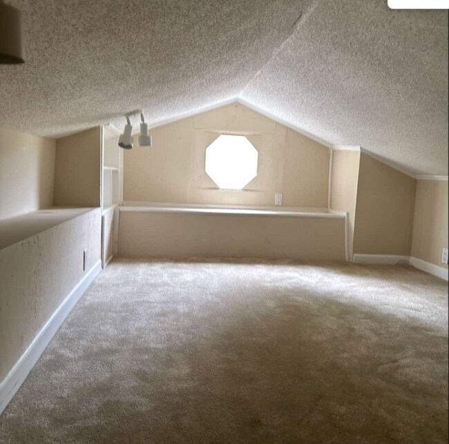 Building Photo - Act soon-won't last long-MOVE IN SPECIAL