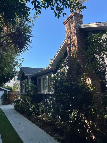 Building Photo - 7024 De Longpre Ave