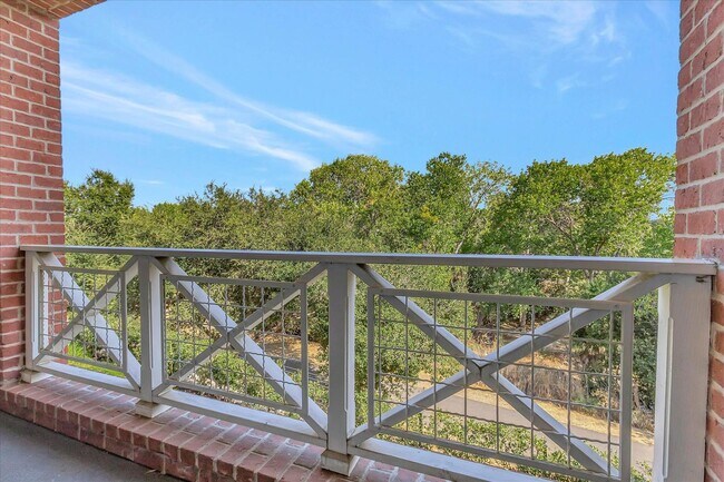 Building Photo - Beautiful Tri-Level 4 bedroom, 3.5 Bathroom, 2,150 SqFt Home in Downtown Campbell!
