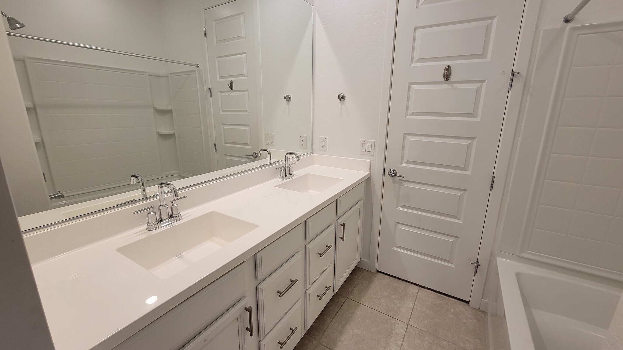 Pass-Through Full Bathroom 2 - 9530 E Tesla Ave