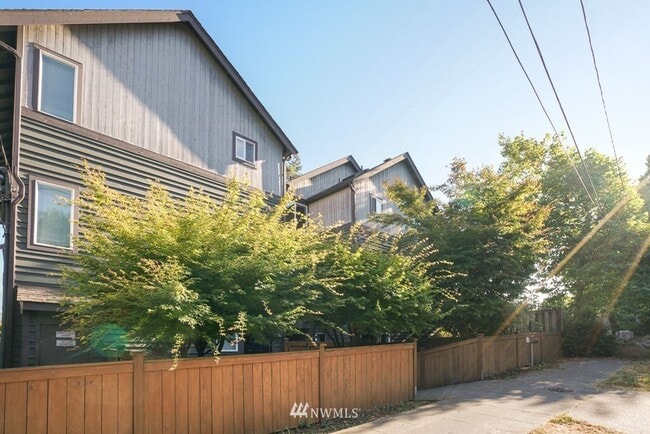 Building Photo - Large 2-Bedroom Northgate Townhome
