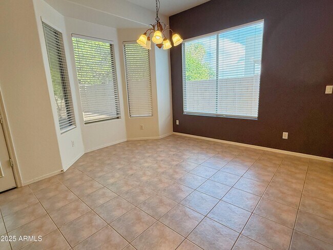 Building Photo - 2729 S Sorrelle