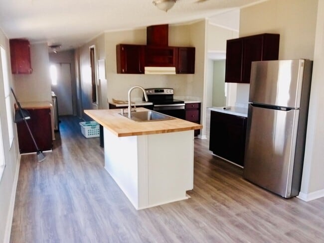 Building Photo - 3 Bed 2 Bathroom Single Family