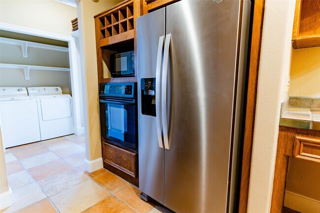 Building Photo - 3015 Caroline St