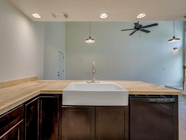 Building Photo - 110 S Main St