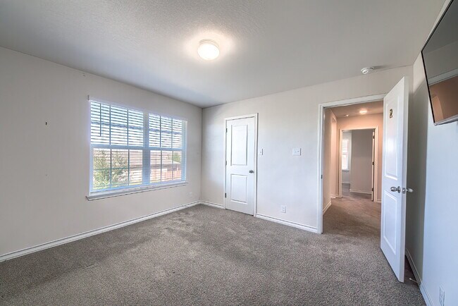 Building Photo - Stunning 4 bedroom offering 50% off the fi...