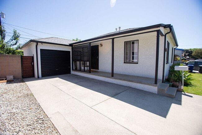 Building Photo - Lakewood Home, 2 Bedroom, 1 Bath with GREAT Backyard Space!