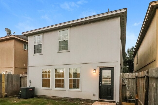 Building Photo - 4918 N Cancun Dr