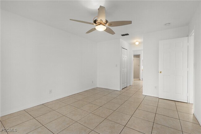 Building Photo - 127 SW 11th Terrace