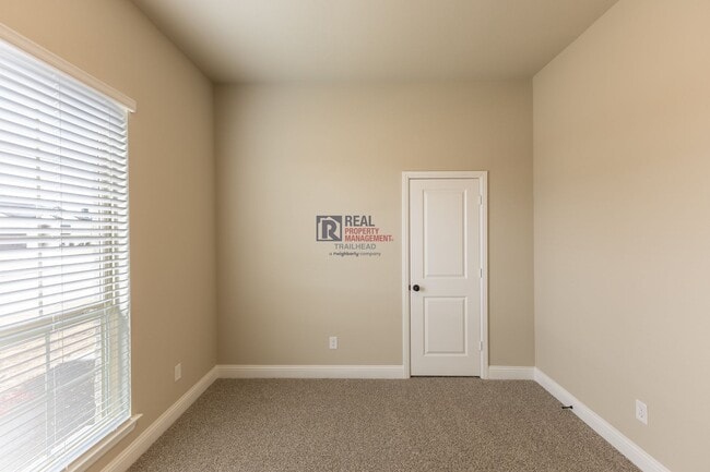 Building Photo - Well-Designed 3 Bed/2 Bath Home with Bonus Office