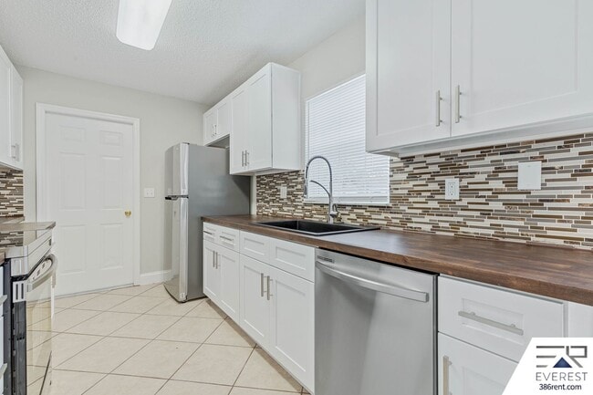 Building Photo - LIKE NEW 3/2/2 IN THE HEART OF PALM COAST