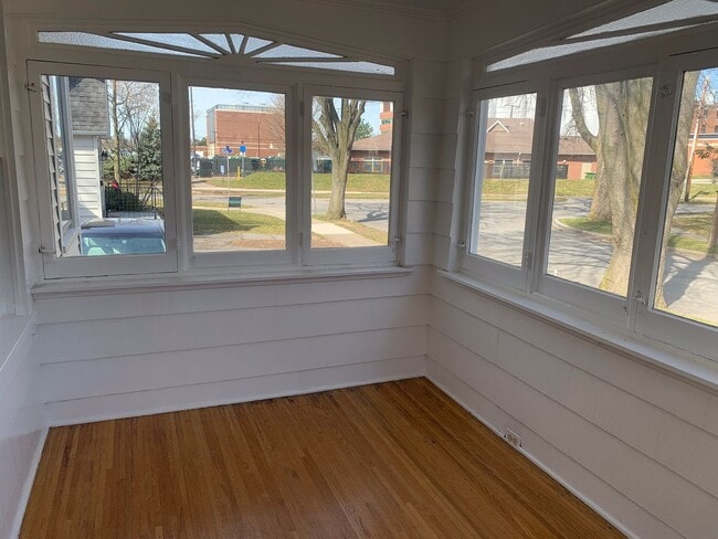 Building Photo - (STUDENT HOUSING) Stunning 5 bedroom, 1 Of...