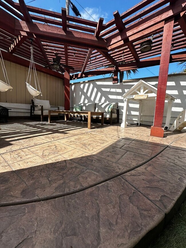 Building Photo - Gorgeous 3-Bedroom 2 bath Home with Pool A...