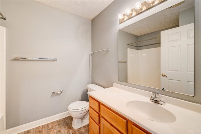 Building Photo - **MOVE IN BY 6/1**2 bedroom 2 bath $1150/m...