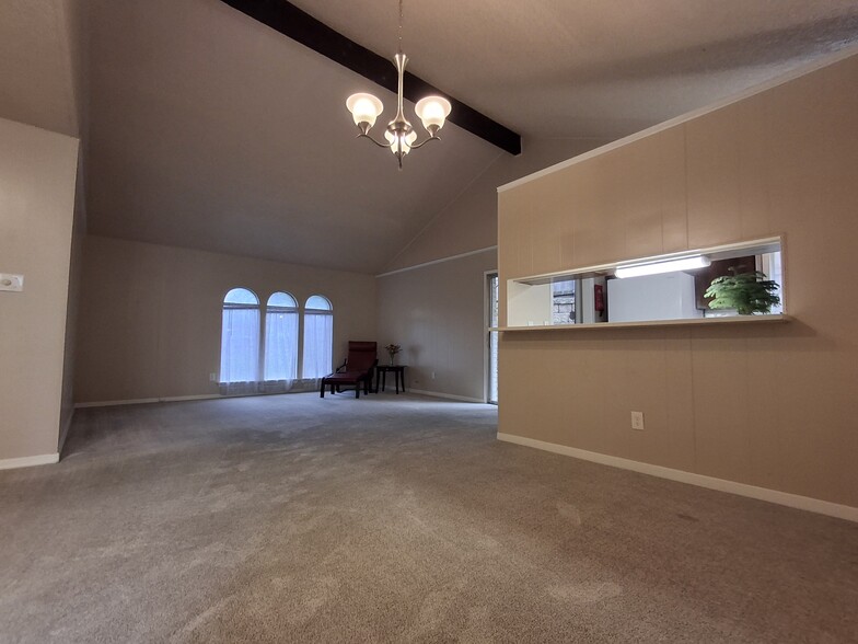 Building Photo - 3406A S Oak Dr