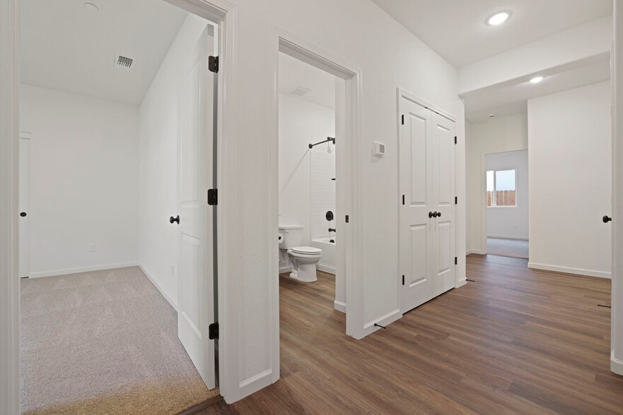 Hallway to Bedroom 2 and Shared bath - 522 Bedfordshire Dr