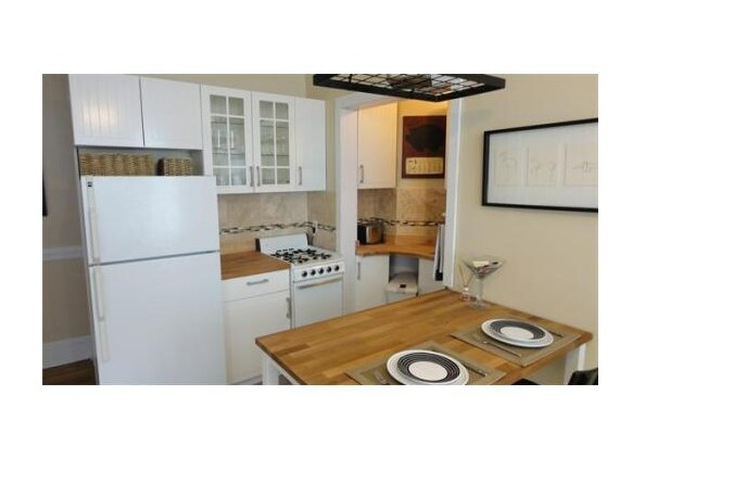 Building Photo - 65 Burbank St