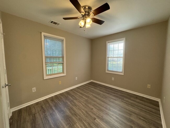 Building Photo - 2 Bedroom 1 Bathroom