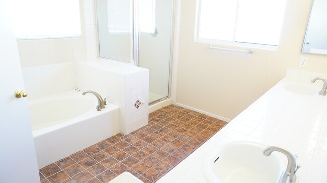 Building Photo - WONDERFUL 5 BD HOME WELL-LOCATED NORTHWEST...