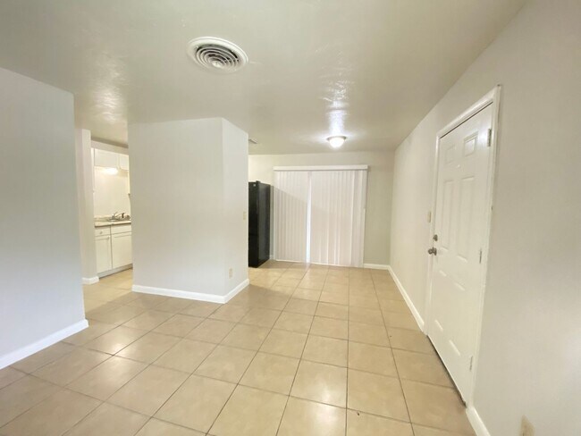 Building Photo - 601 Encino Way