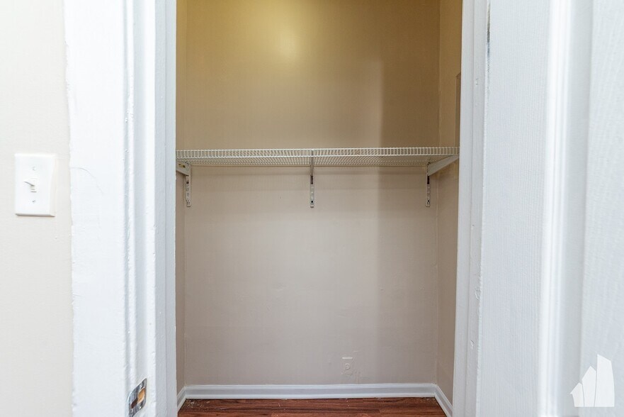 Building Photo - 3757 W Sunnyside Ave