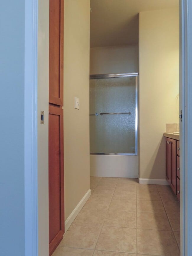 Building Photo - **No Rent Until January  !! 2 Bedroom Townhome Available Now  !! Inquire today for tour !