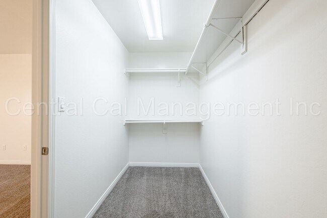 Building Photo - 3 Bedroom/2 Bath Home with an office in th...