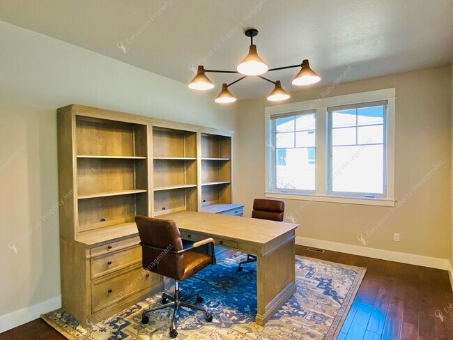 Building Photo - Luxury Single-Level 3BR - 3.5BA Living in Tetherow