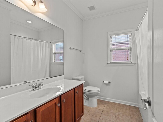 Building Photo - Beautiful Brick Home in Canebrake