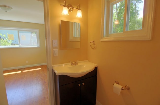 Building Photo - 2 Bedroom Apartment Located 1 Block From Duke's East Campus!