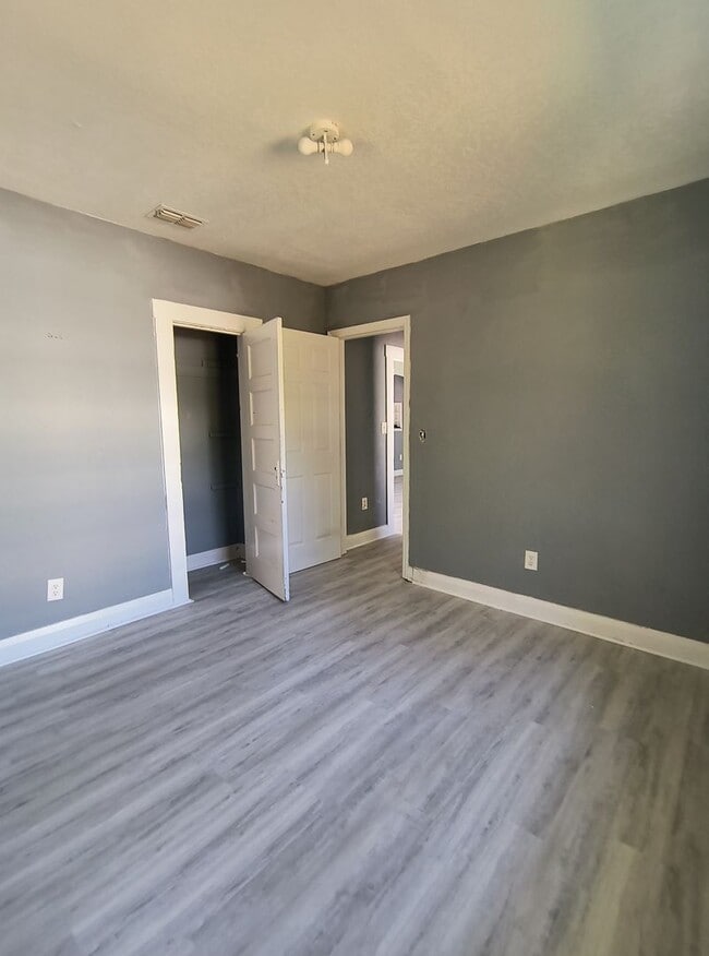 Building Photo - $630 OFF SECOND MONTH --- 2-Bedroom WITH SUNROOM Home for Rent in Downtown Winter Haven!!