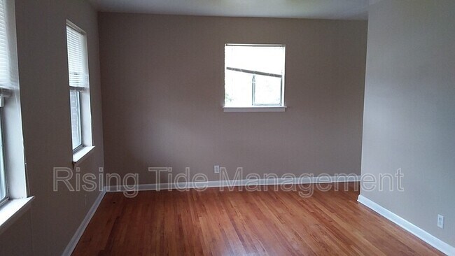 Building Photo - 613 Tree Haven Dr