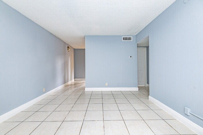 Building Photo - Charming 2-Bedroom Apartment – Fully Furni...