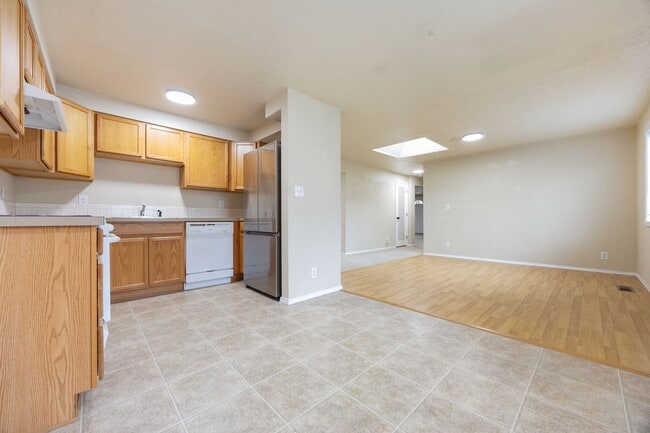 Building Photo - Spacious 5 bed/2 bath in SE Portland