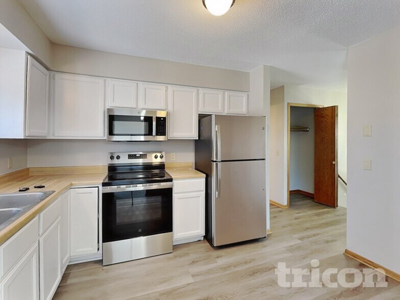 Building Photo - 11051 Quebec Ave N