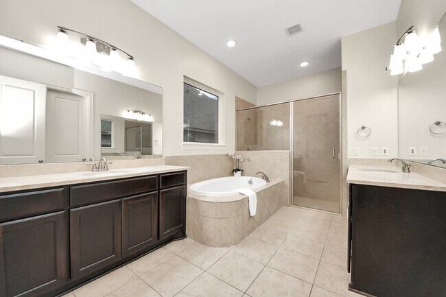 Building Photo - 9814 Carver Dr