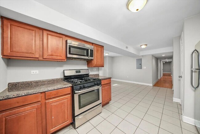 Building Photo - Charming 2BR Garden Unit in Bronzeville
