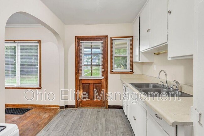 Building Photo - 49 S Burgess Ave