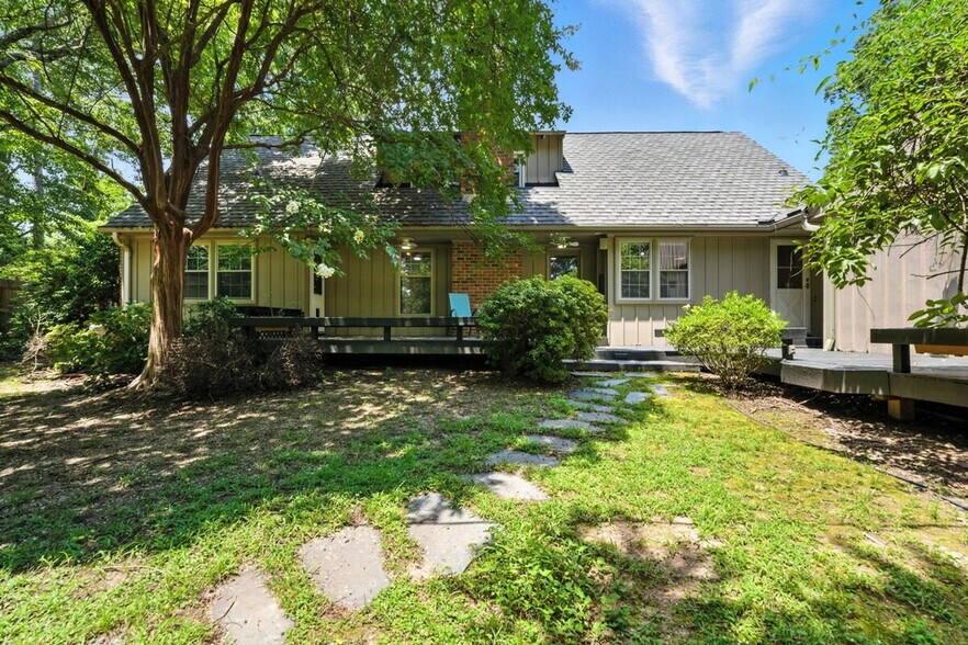 Building Photo - 1421 Lynn Rd