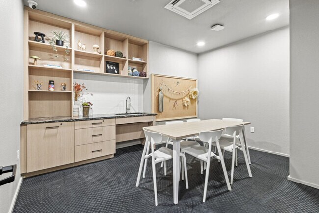 Building Photo - 601 W 9th St