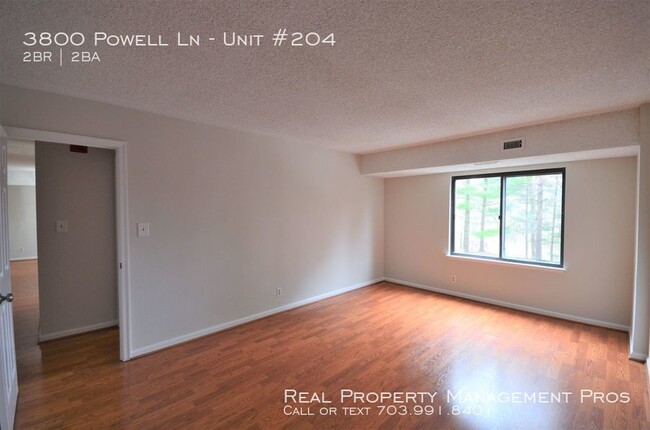 Building Photo - Spacious Condo in Peaceful Lakeside Plaza!