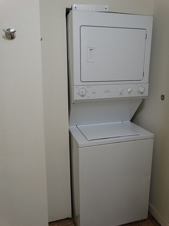 Building Photo - 1000 18th Ave SE