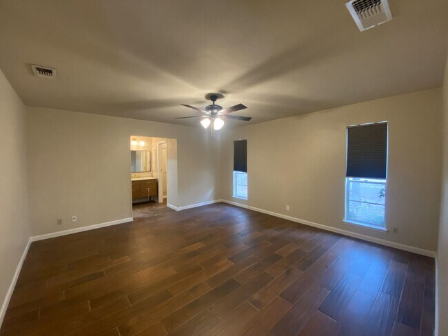 Building Photo - WHISPERING OAKS RARE FIND 3 BD/2 BA AVAILABLE APRIL 7TH!