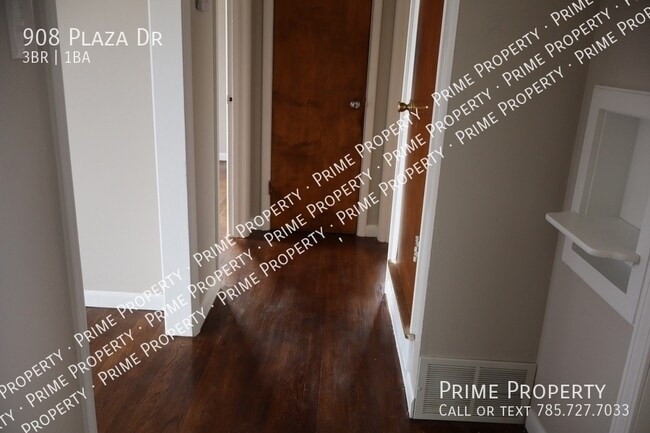 Building Photo - 908 Plaza Dr