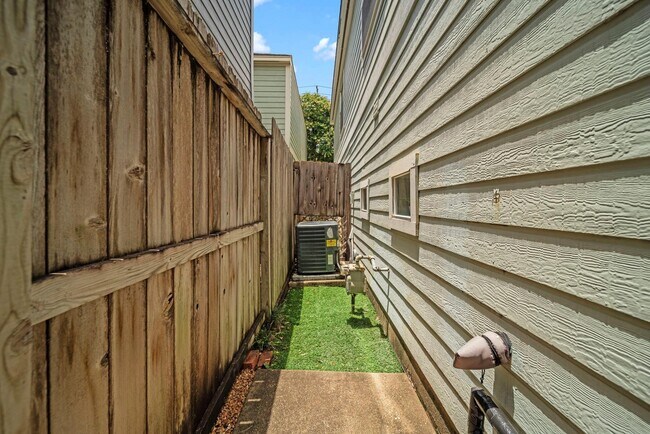 Building Photo - 1523 Cook St