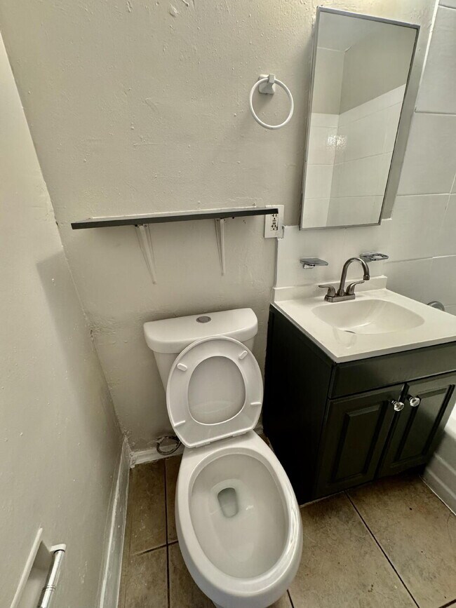 Building Photo - Fresh, Comfortable & Easy to Show!