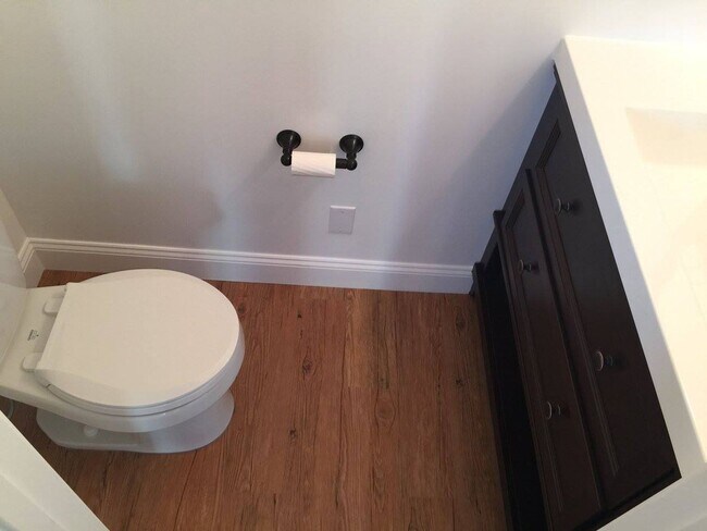 Building Photo - Beautiful South Side Renovation -- Convenience of the flats, peace and quiet of a dead end street!