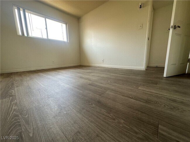 Building Photo - 485 North Cir